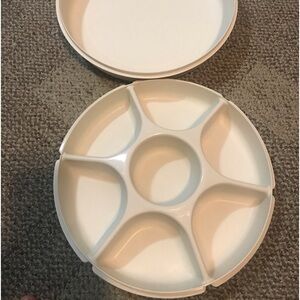 Tupperware veggie tray and lid.